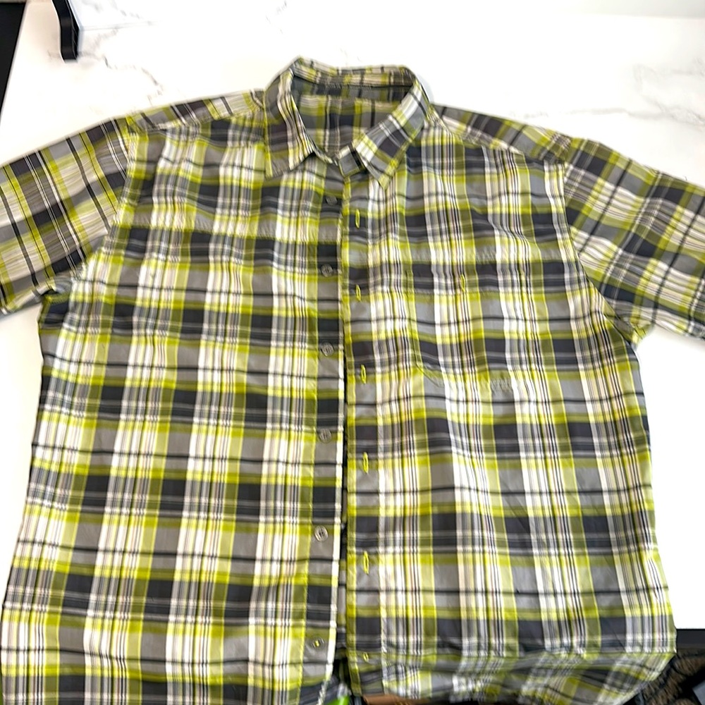 Men’s Plaid KUHL short sleeve shirt! Great condition. Size Large (fits loosely)
